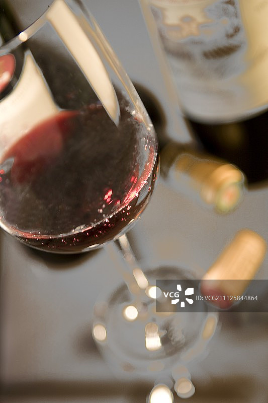 玻璃杯和红酒瓶图片素材