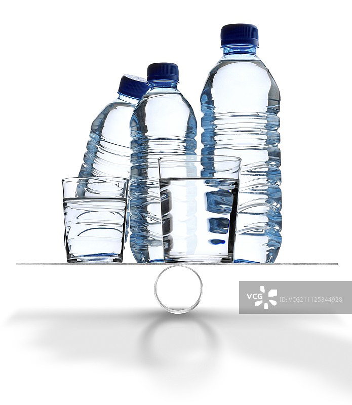 天平上的瓶装水和玻璃杯图片素材
