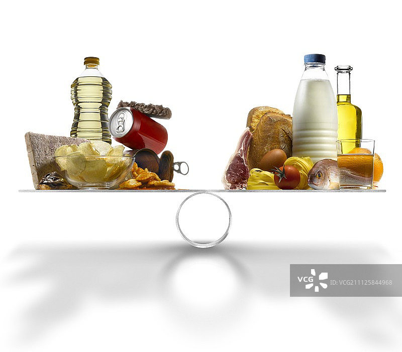 高脂肪产品与天平上的均衡产品图片素材