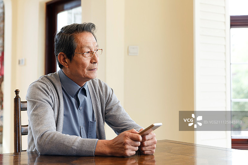 老年男人独处图片素材