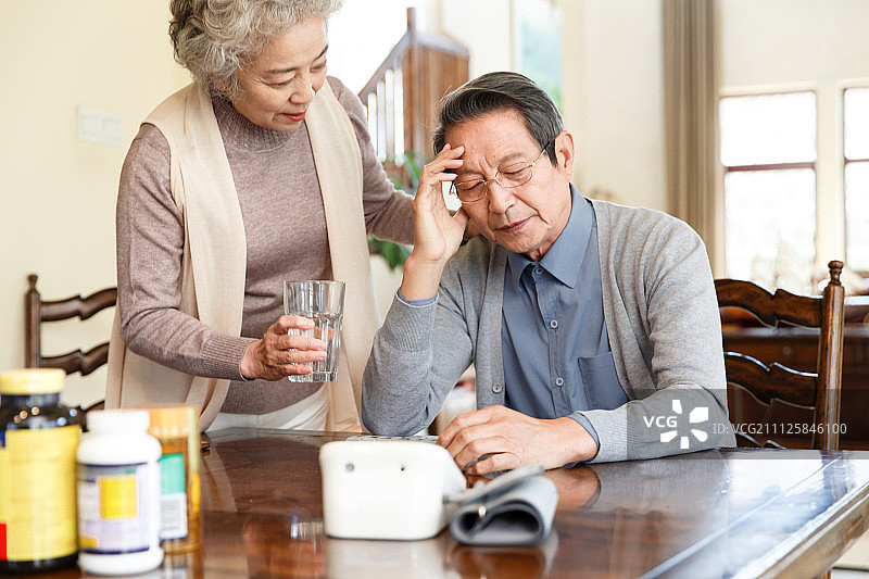 妻子关心丈夫图片素材
