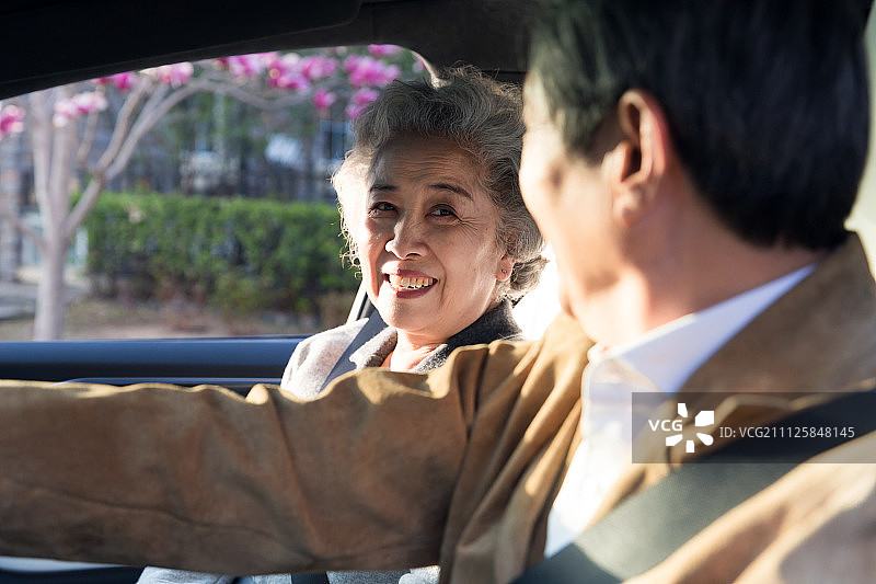 老年夫妇驾车出行图片素材