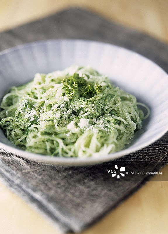 天使细面配欧芹和黑胡椒图片素材