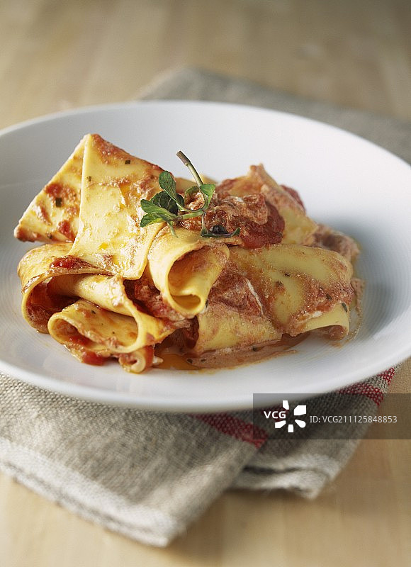 番茄和意大利乳清干酪酱宽面条图片素材