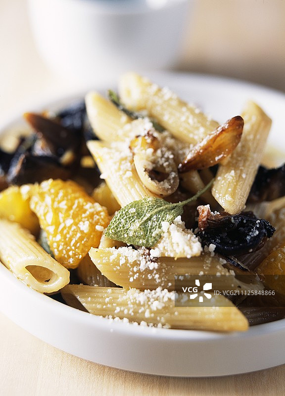 搭配橙子、蘑菇和鼠尾草的通心粉图片素材