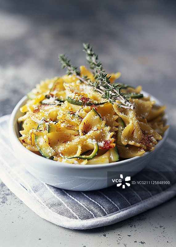 蝴蝶面配西葫芦和藏红花图片素材