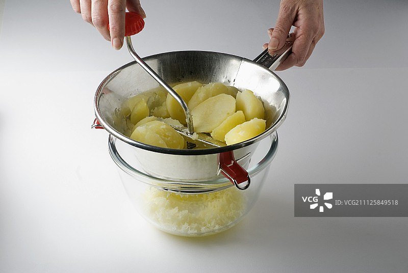 用压泥器压土豆图片素材