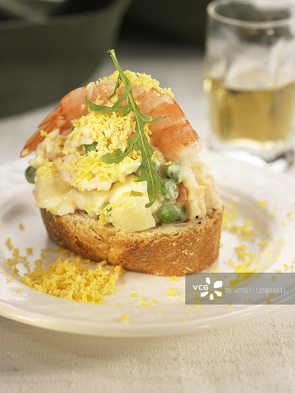 什锦沙拉配虾仁面包片图片素材