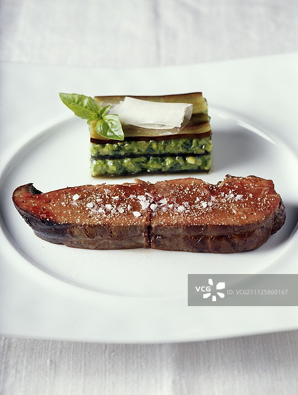 烤羊肝配西葫芦茄子千层面图片素材