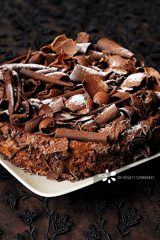 巧克力蛋白酥皮蛋糕图片素材