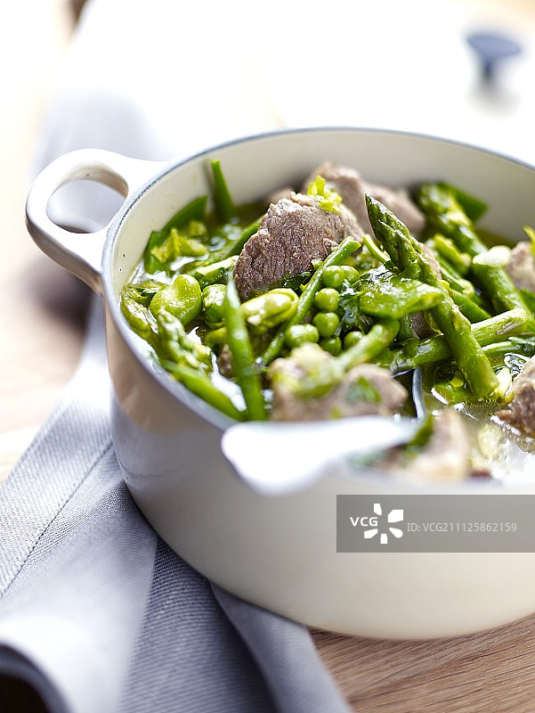 羊肉和绿色蔬菜砂锅图片素材