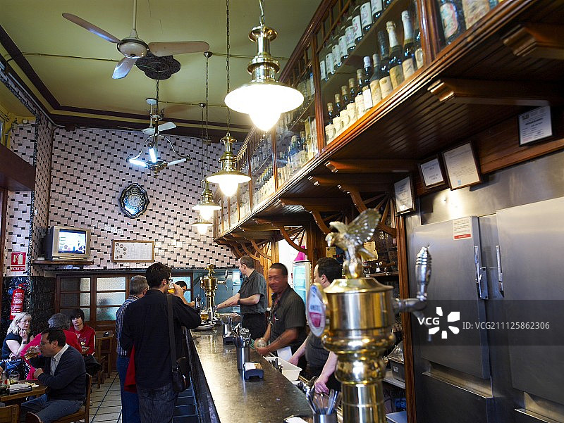瓦朗斯酒吧的吧台图片素材
