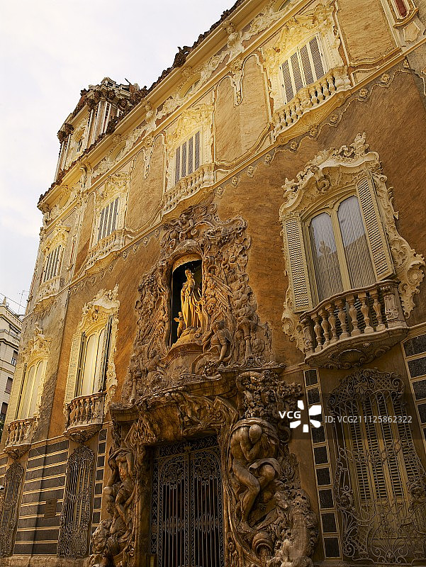 瓦朗斯的雕刻外墙图片素材