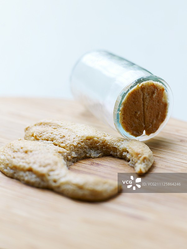 用玻璃罐从湿润的手指饼干中切出一个圆形图片素材