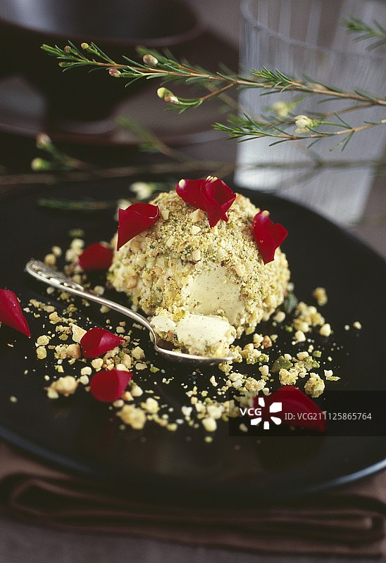 啤酒味冰淇淋球，裹有压碎的烤玉米图片素材