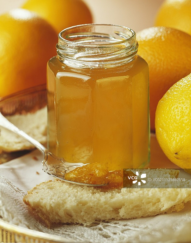 面包上的橙子柠檬酱图片素材