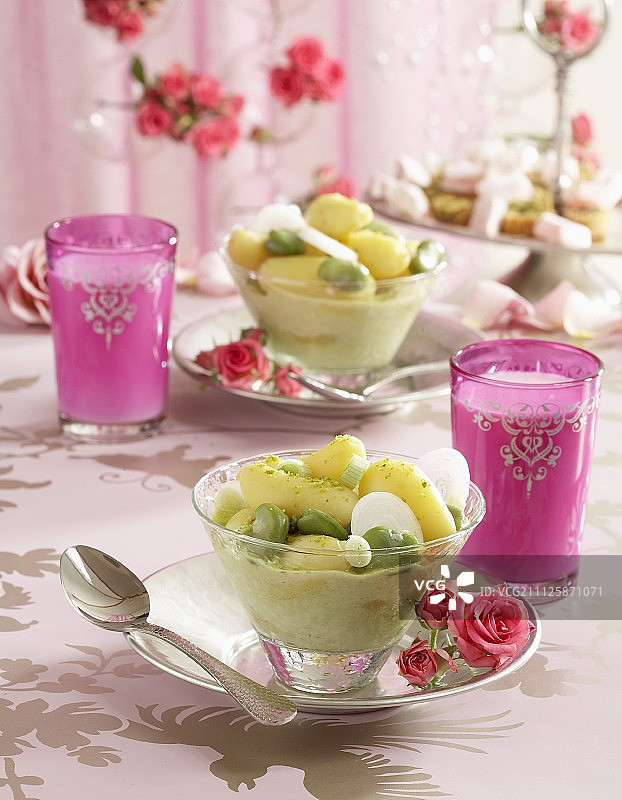 图凯拉特土豆配开心果奶油和蚕豆杯图片素材