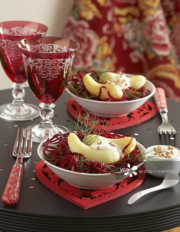 冷热拉特土豆配磨碎甜菜根图片素材