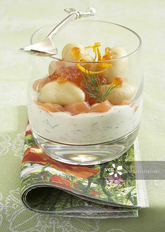 白奶酪配莳萝、烟熏三文鱼和土豆杯图片素材