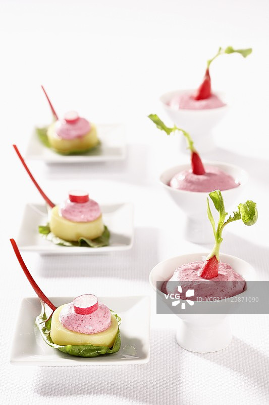 勒图凯拉特土豆配甜菜根味生奶油图片素材