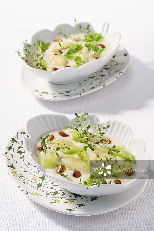 配杏仁牛奶的图凯特小土豆图片素材