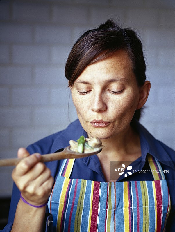 女人品尝勃朗克牛肉图片素材