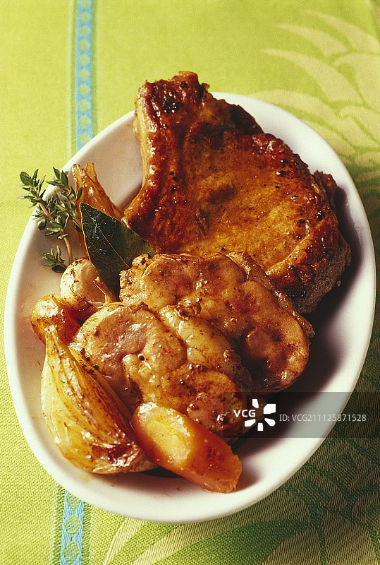 小牛排和烩牛腰子图片素材