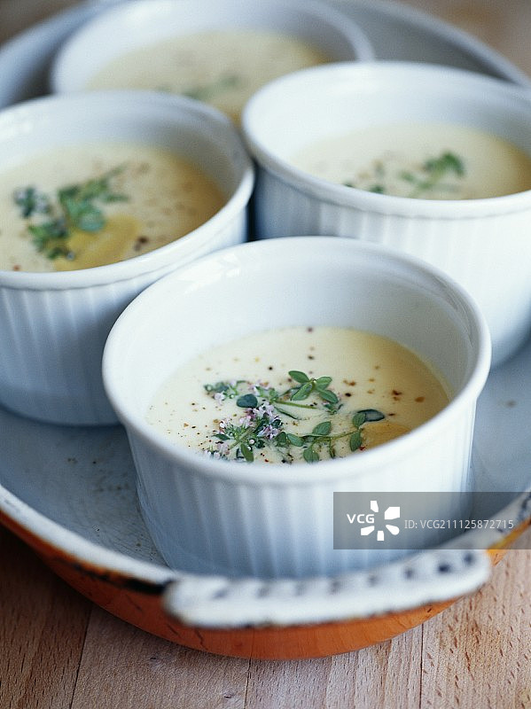 烘烤前的香草鸡蛋图片素材