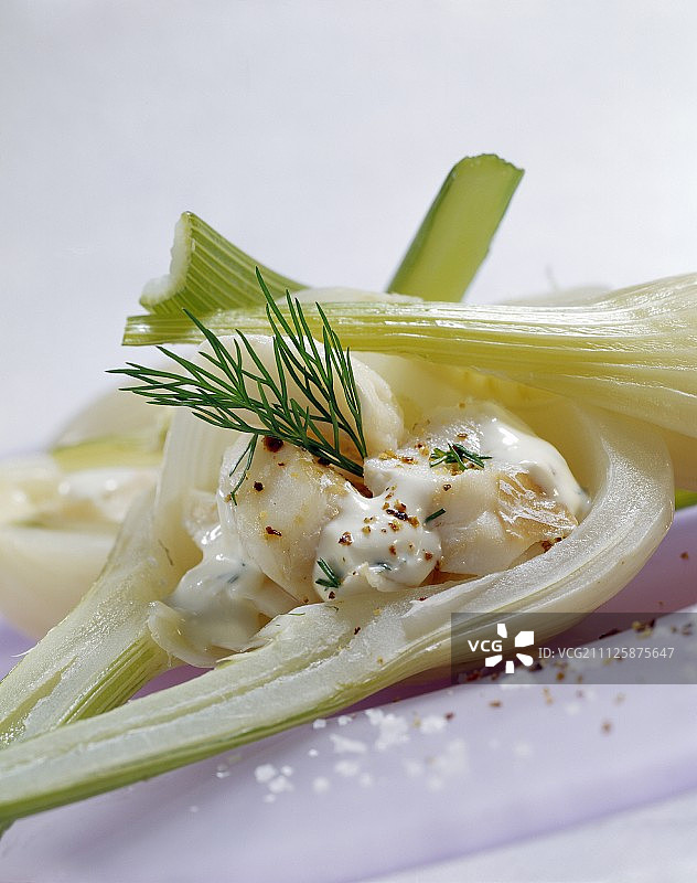 酿茴香配鳕鱼和奶油莳萝酱图片素材