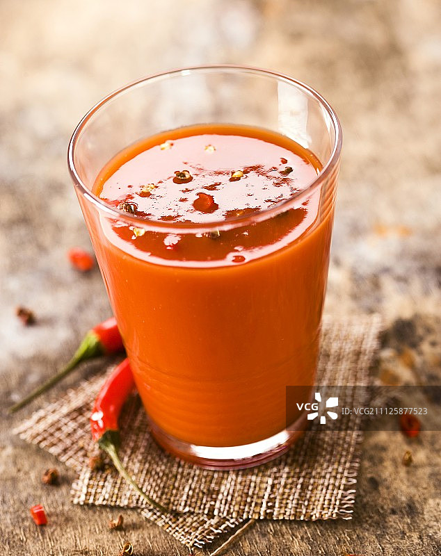 含红辣椒和黑胡椒的番茄汁图片素材