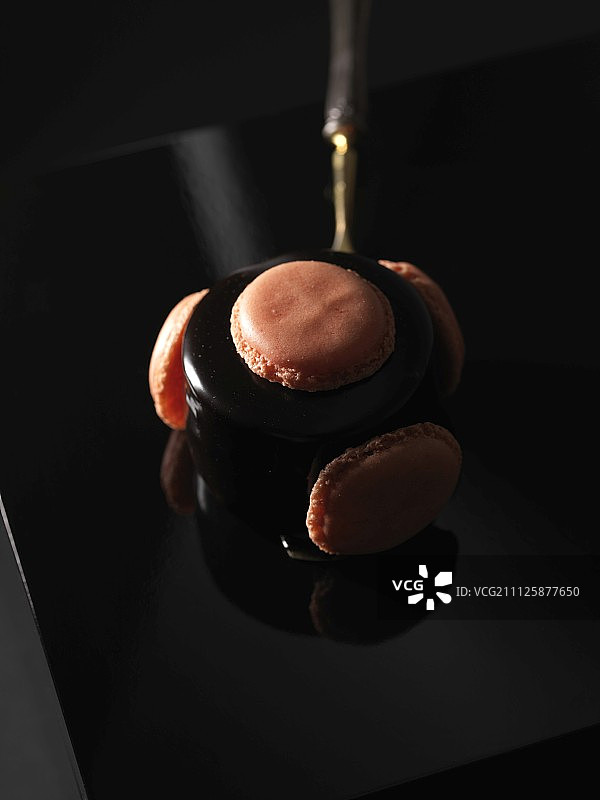 黑巧克力大理石蛋糕配马卡龙图片素材