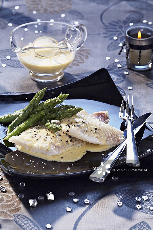 胡椒萨芭雍和绿色芦笋蒸多宝鱼图片素材
