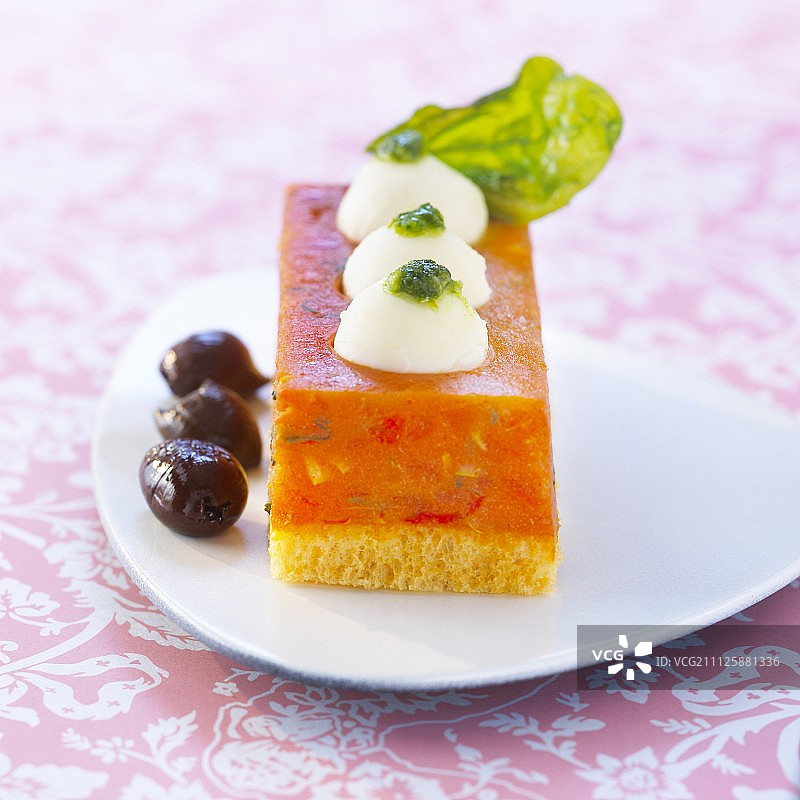 番茄、马苏里拉奶酪和香蒜酱冻糕图片素材