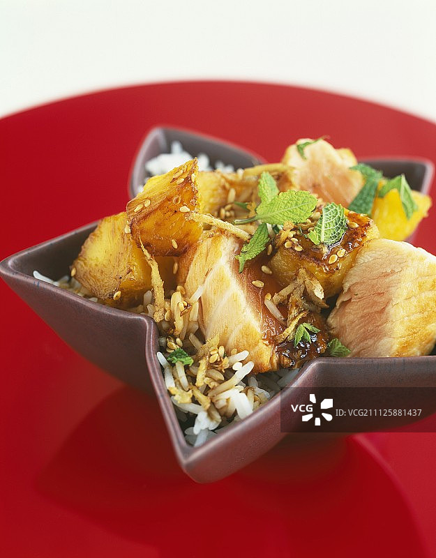 半熟的三文鱼菠萝芝麻炒菜图片素材