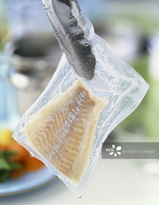 真空包装的熟黑线鳕鱼片图片素材