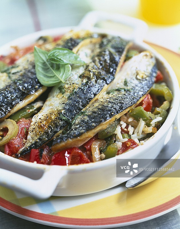 罗勒和巴斯克米饭配鲭鱼图片素材