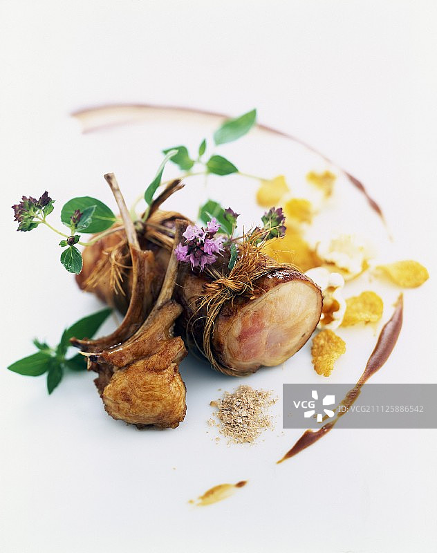 烤兔肉和排骨配牛至、麸皮和爆米花图片素材