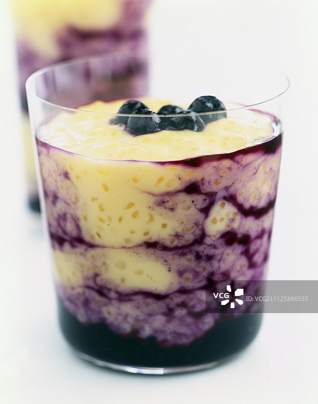 木薯淀粉配黑醋栗和越橘泥图片素材