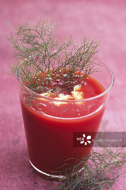 西班牙凉菜汤配茴香和马苏里拉奶酪图片素材