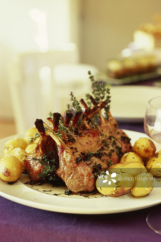 香草烤羊里脊配粗海盐小土豆图片素材