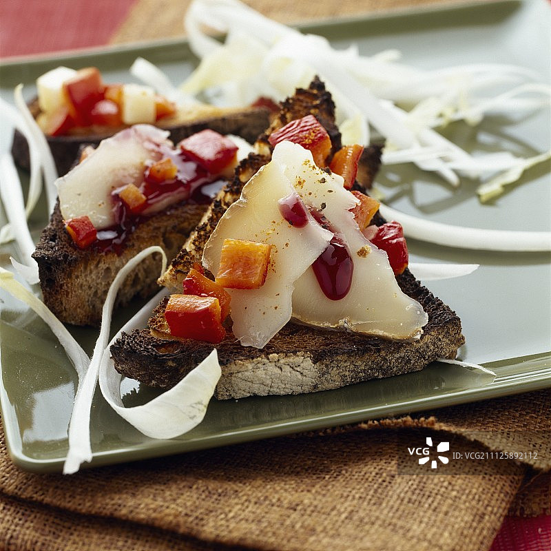 Ossau-iraty奶酪和Del piquillo辣椒巴斯克开放式三明治图片素材