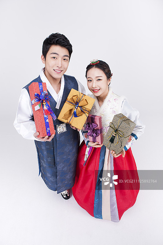 身穿韩服出游图片素材