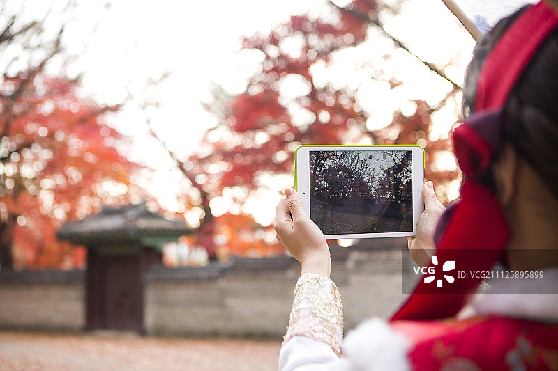 身穿韩国传统服装“韩服”外出311图片素材