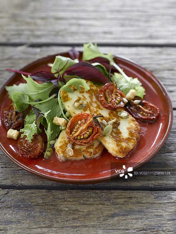 哈罗米奶酪和番茄沙拉图片素材