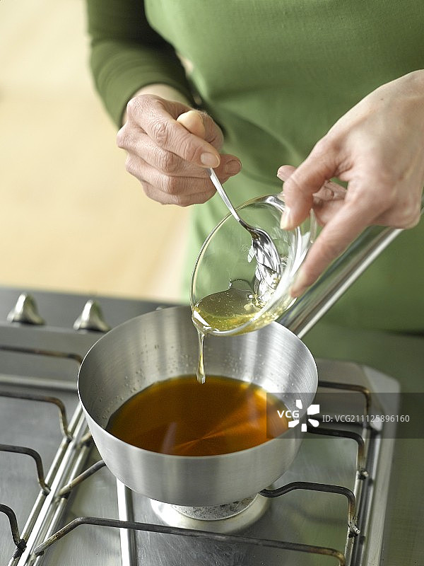 在酱汁中加入蜂蜜图片素材