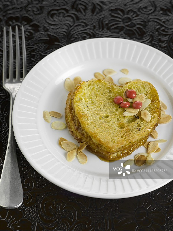 带有杏仁和焦糖的法式吐司图片素材