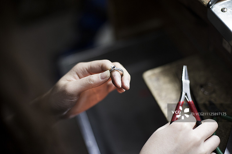 工匠的双手图片素材