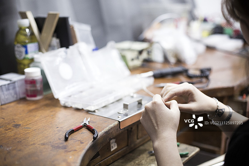 工匠的双手图片素材