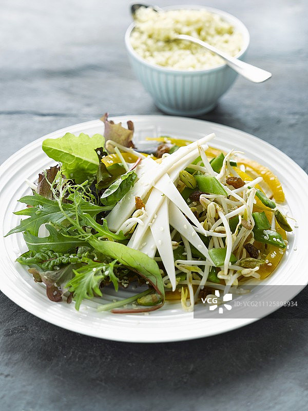 搭配豆腐奶酪的爽口混合沙拉图片素材