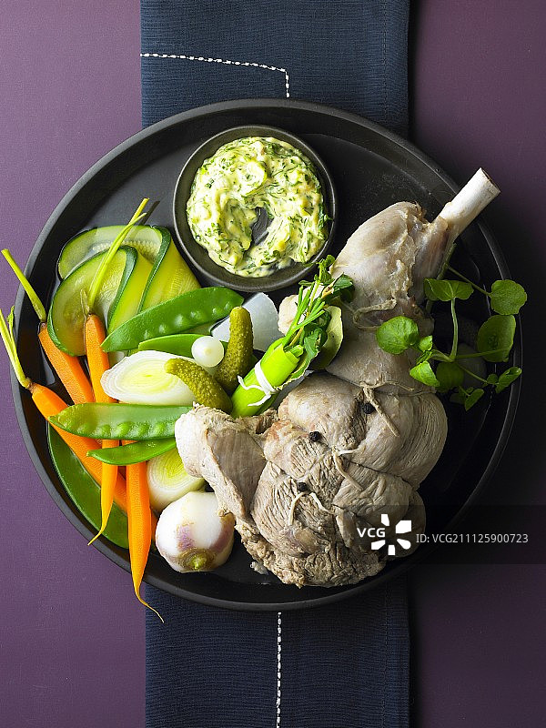 搭配绿色酱汁的串烤羊腿图片素材